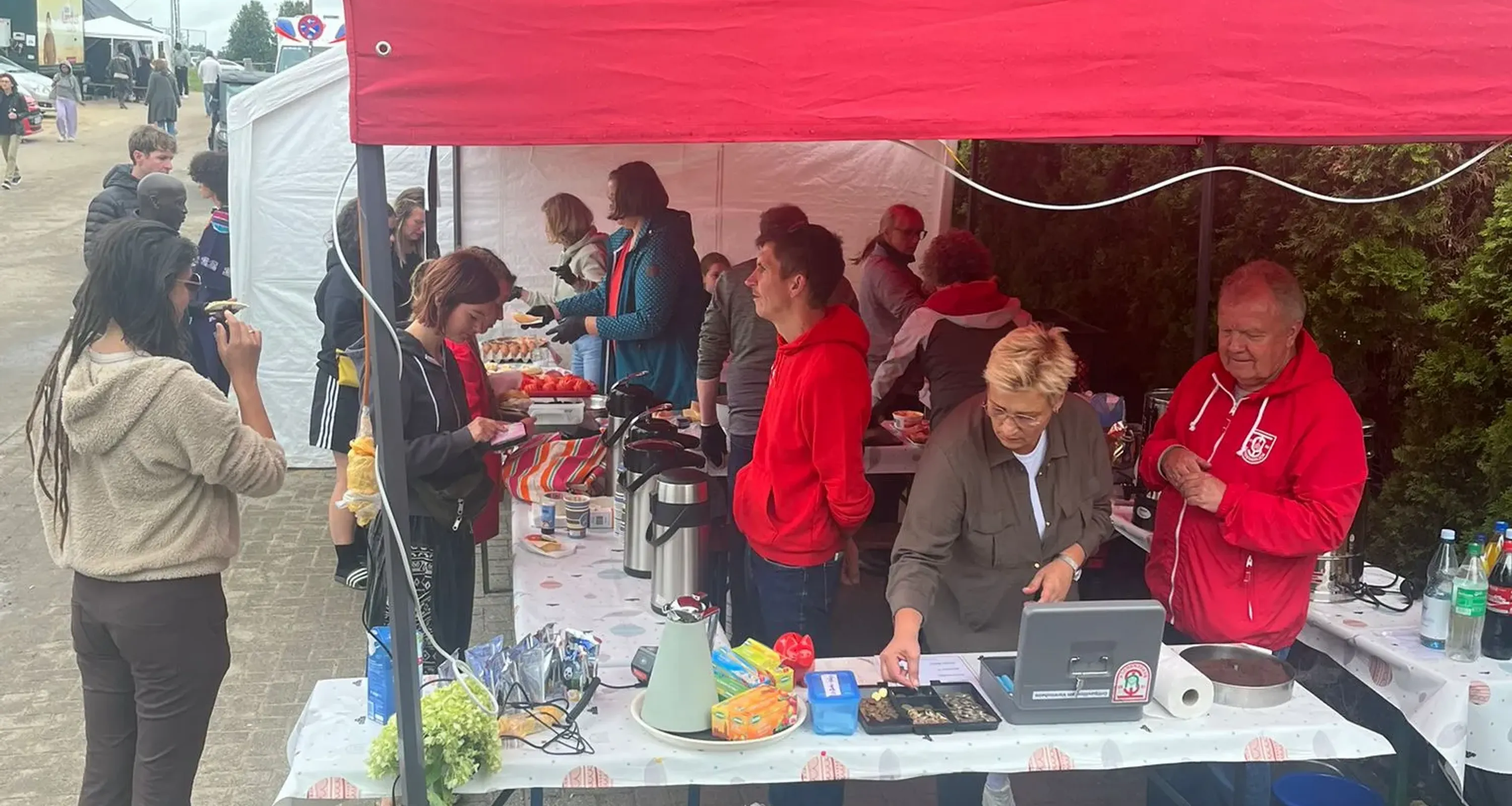 Premiere gelungen: TuS-Jugendfußball versorgt Fest