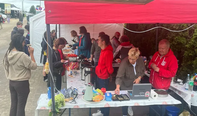 Premiere gelungen: TuS-Jugendfußball versorgt Fest