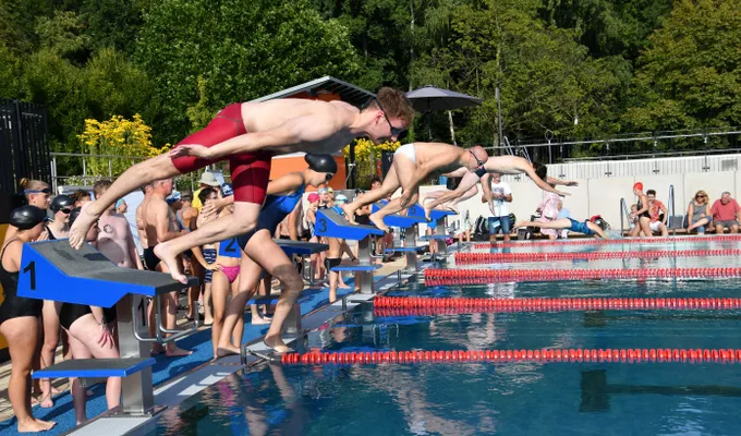 100 x 100 Meter Schwimmstaffelwettbewerb 