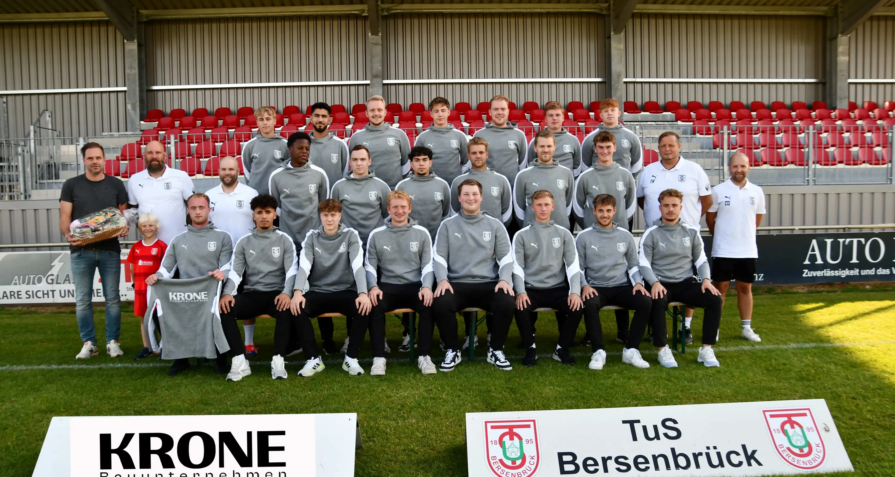 Bauunternehmen Krone sponsert Hoodies für die U23
