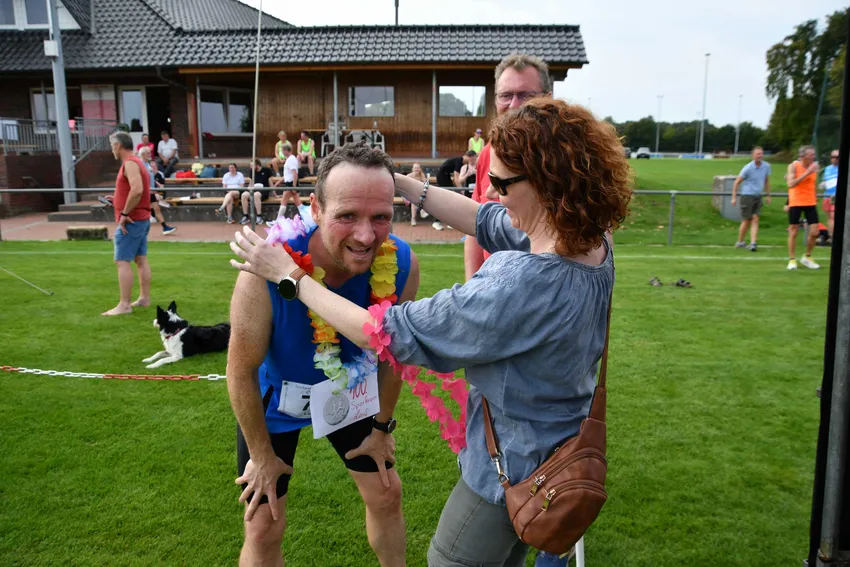gleich nach dem Zieleinlauf wurde hier Lorenz Küthe die besondere Ehrung zu teil 