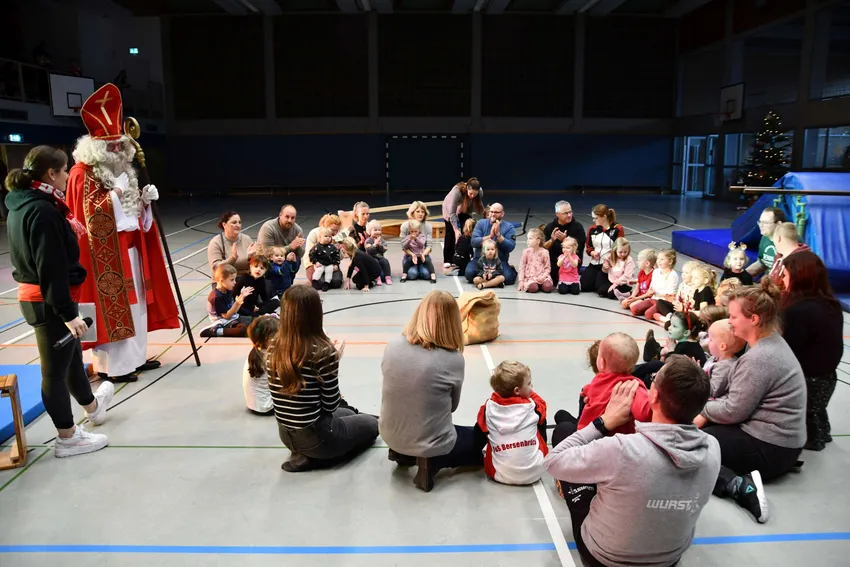 Nachdem dann der Nikolaus begrüßt worden war, erhielten die jüngsten schon mal eine süße Überraschung, die dann später auch alle anderen Sportler*innen erhielten. 