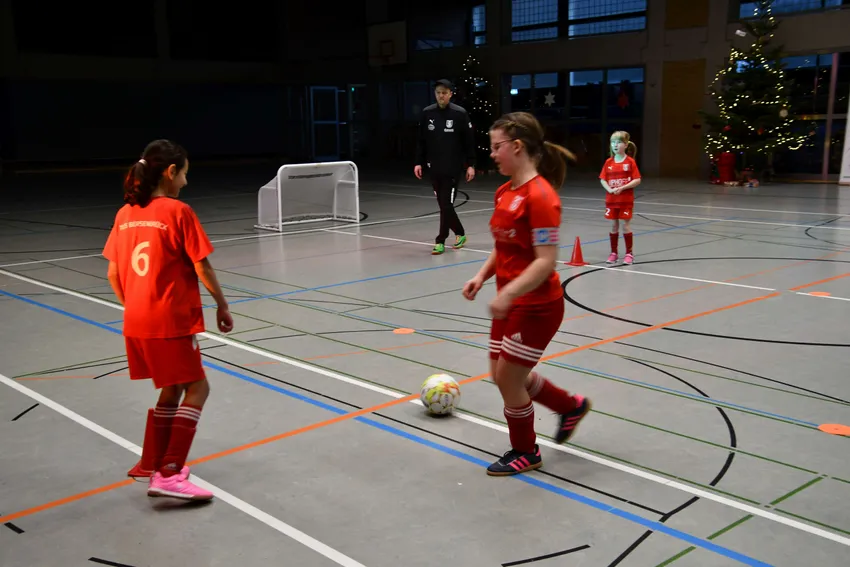 Wie Kinder an den Fußball herangeführt werden, zeigte anschließend die neu gegründete Fußball Mädchenmannschaft.