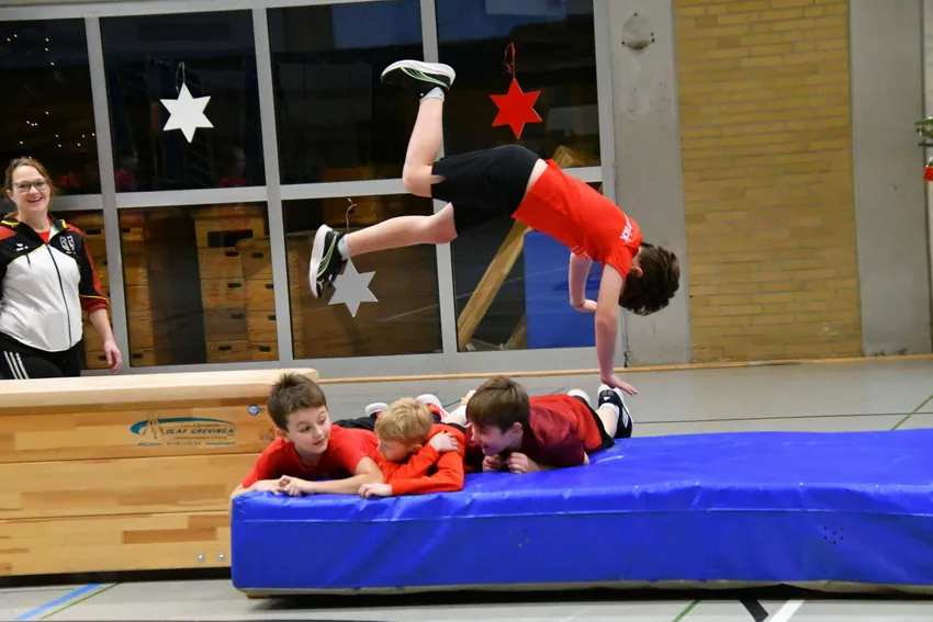 Schulkinder der Klassen eins bis fünf zeigten turnspezifische Übungen.