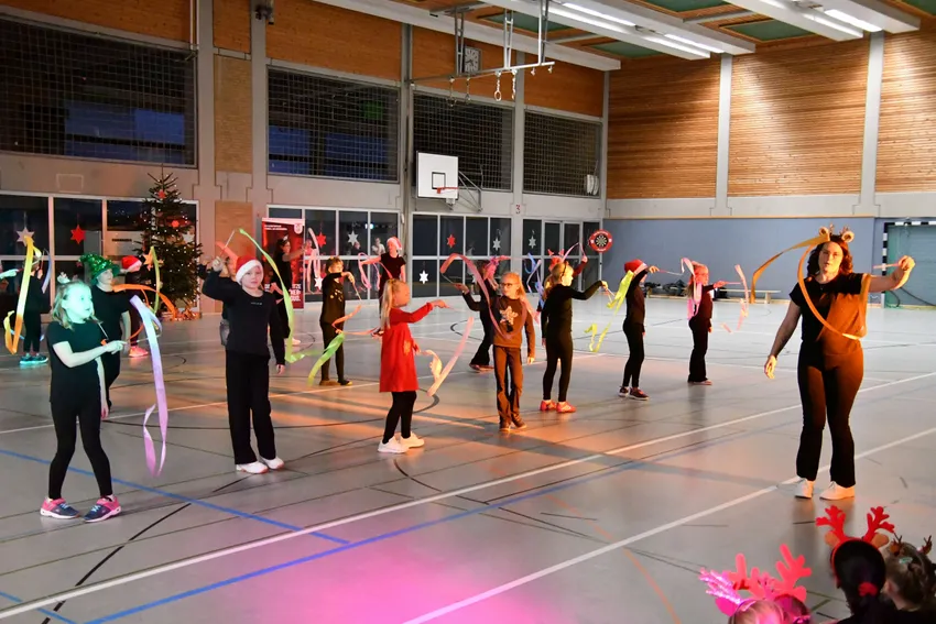 regen Zuspruch findet das Kindertanzen 