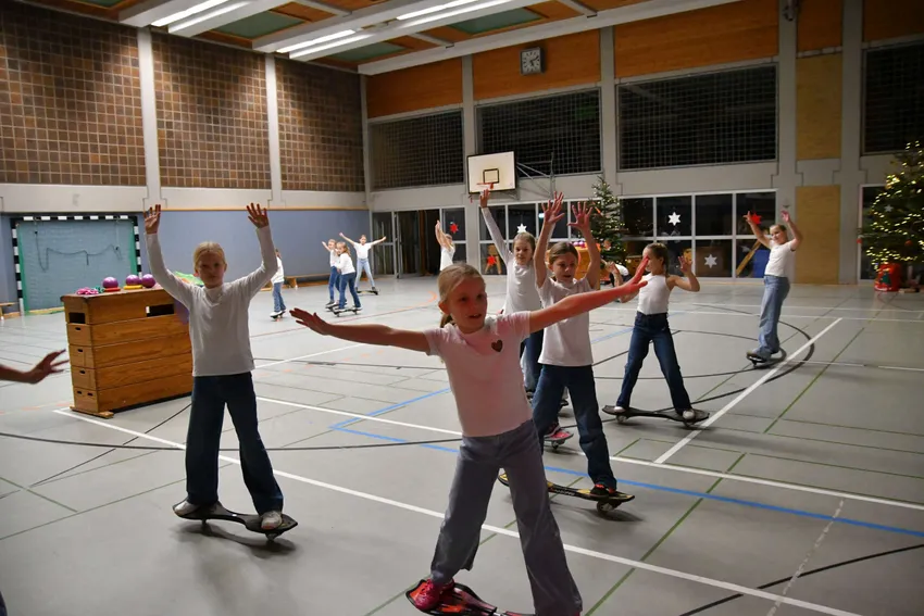 die Waveboard-Fahrer*innen zeigten mit verschiedenen Materialien ihre schon gelernten Tricks auf dem Surfbrett mit zwei Rollen