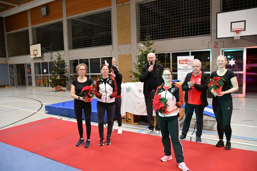 TuS Vorsitzender Paul Fleddermann dankte Nadine Fischer, Maike Geers, Michaela Kreke, Melanie Kröger, Julia Krömer und Sandra Prinz für die Gestaltung des abwechslungsreichen Programms
