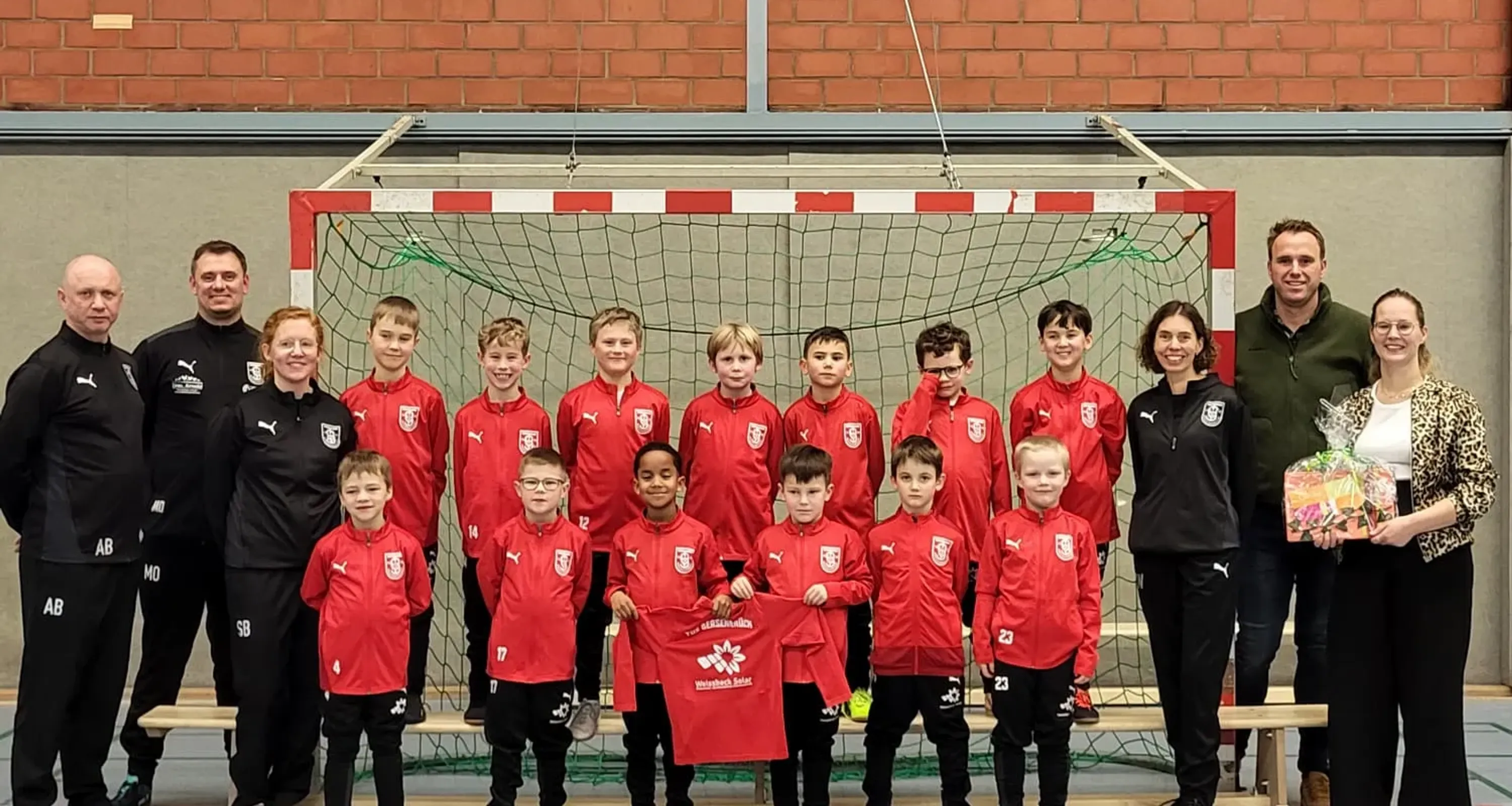 Neue Trainingsanzüge für unsere U8!