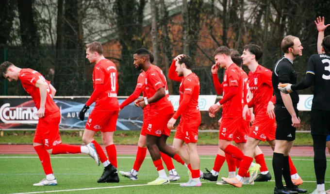 Direkte Chance zur Kurskorrektur auf Kunstrasen