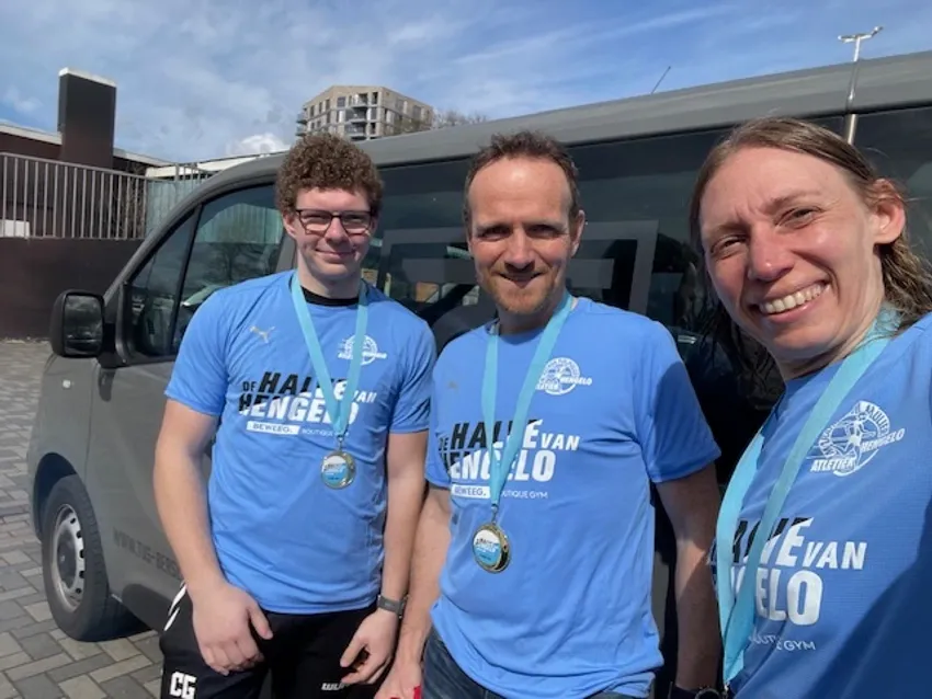 Colin Glänzel, Lorenz Küthe u. Wibke Groneick (v.li.n.re.) nach ihrem Halbmarathon in Hengelo 