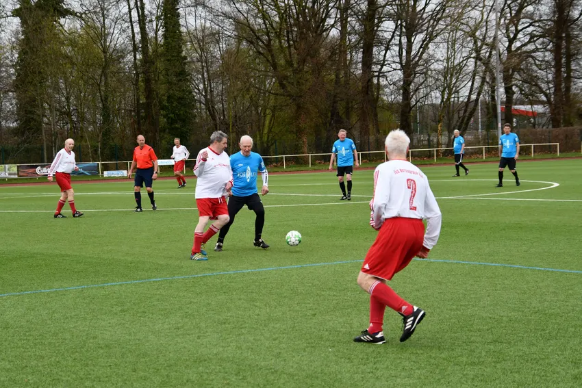 ein abwechslungs- und torreiches Freundschaftsspiel gab es zwischen den Alte Herren des TuS Bersenbrück und der Auswahl der Alte Herren aus Deutschland