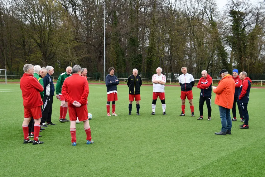 Chefcoach Lothar Böse (orange Jacke) musste vor dem Spiel die TuS Mannschaft, die um einige auswärtige Spieler ergänzt worden war, erst mal taktiksch einstellen
