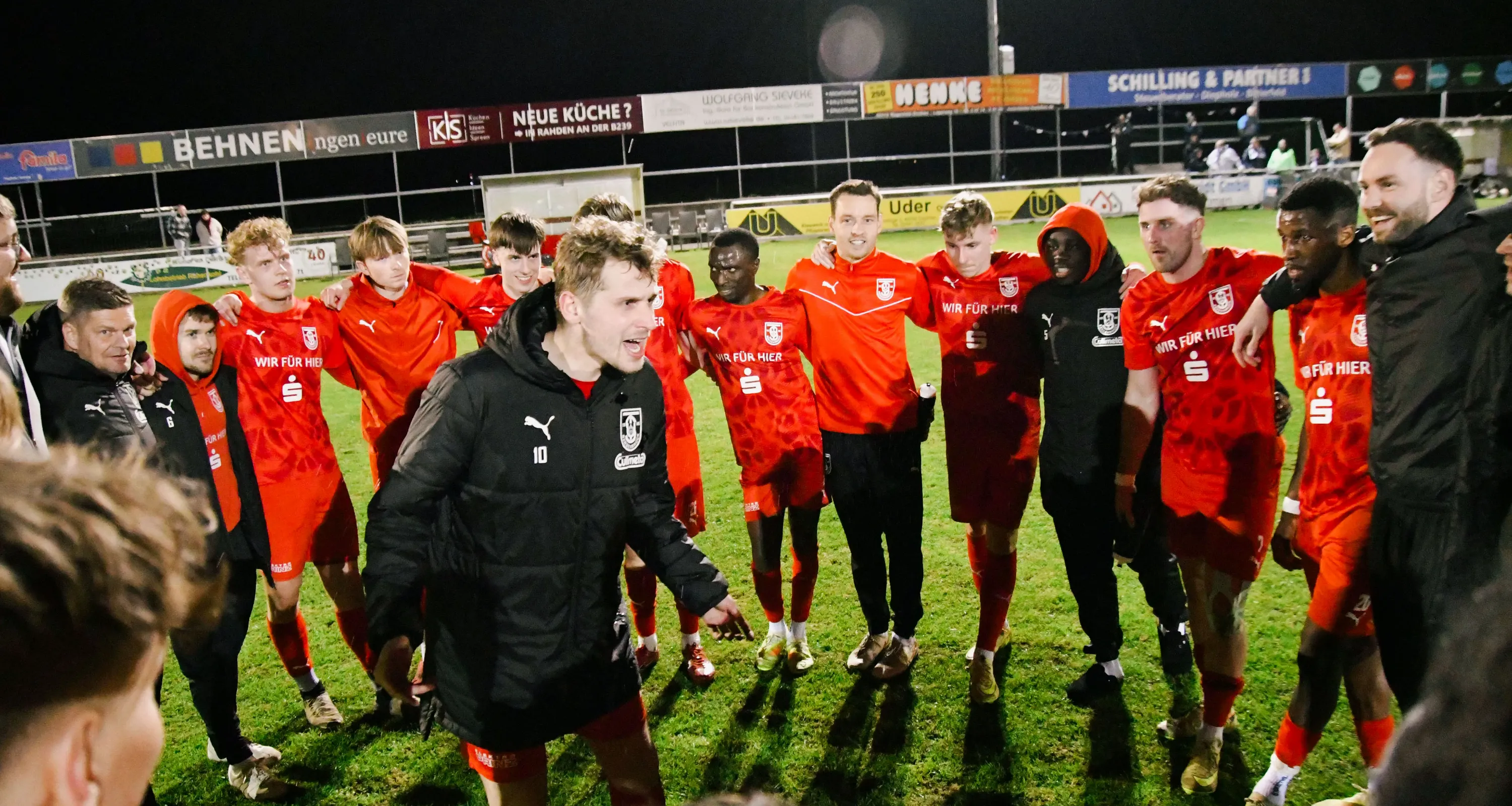 Vierfacher Lührmann: TuS gewinnt hitzigen Freitagabend