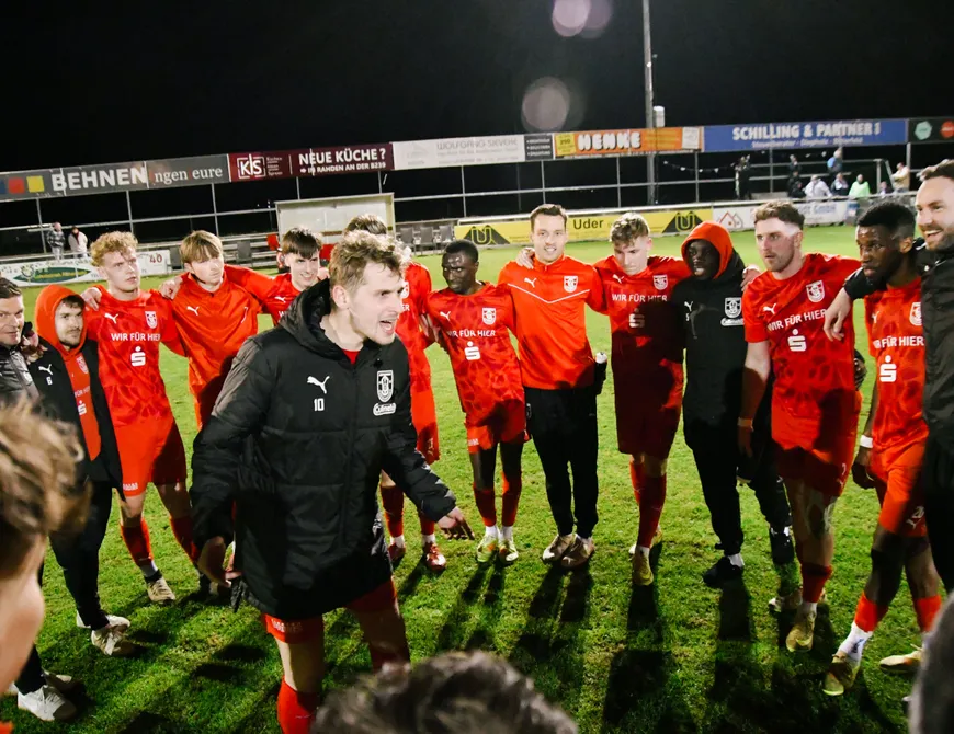 Vierfacher Lührmann: TuS gewinnt hitzigen Freitagabend