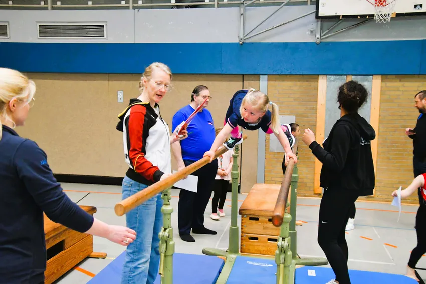 Im Vierfüßlerstand musste über die Holme des Parallelbarrens gekrabbelt werden.