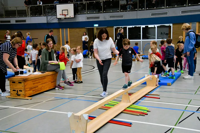Über die auf Stäben umgedrehte Bank musste hier balanciert werden