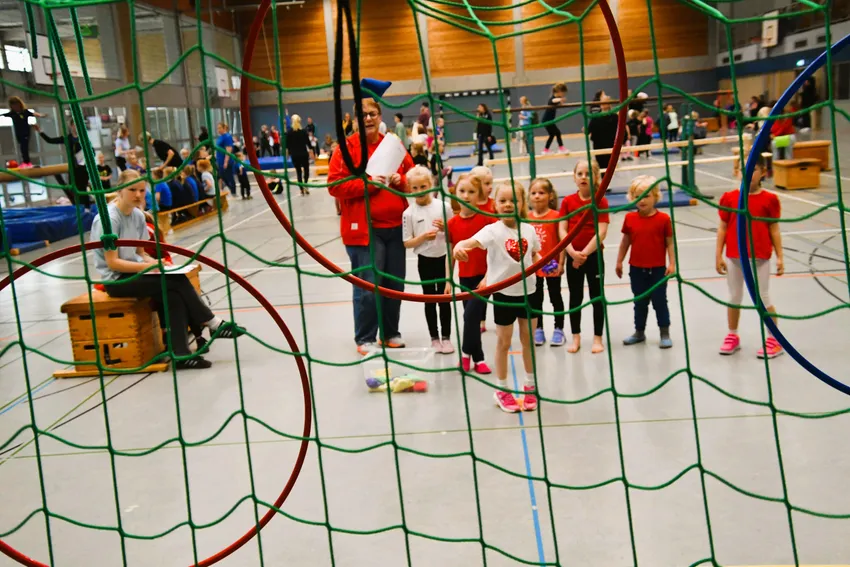 Drei Sandsäckchen durch Reifen werfen, die in einem Tor aufgehängt sind. Es gab drei Versuche. Jedes durch einen Reifen geworfene Säckchen zählt einen Punkt. 