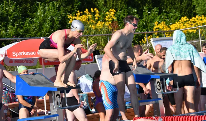 51 Schwimmern legten jeweils 10.000 Meter pro Team zurück 