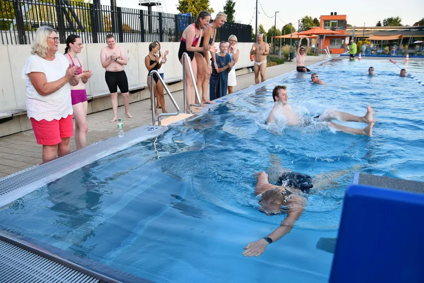 100 m x 100 m Schwimmstaffelwettbewerb, hier auch die letzte Schwimmerin wurde enthusiatisch angefeuert bis zum Zielanschlag