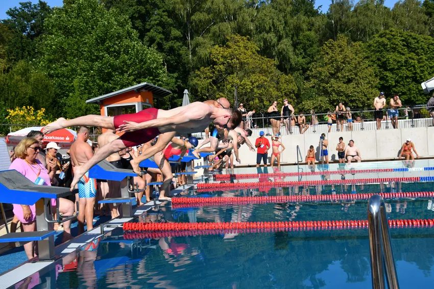100 m x 100 m Schwimmstaffelwettbewerb, hier voller Ergeiz starteten alle bei diesem nichtalltäglichen Wettkampf.
