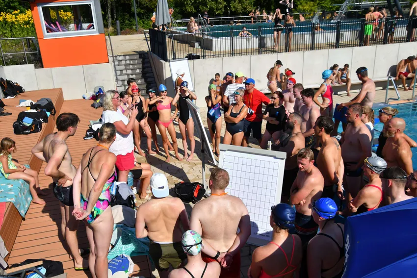 100 m x 100 m Schwimmstaffelwettbewerb, hier voller Ergeiz starteten alle bei diesem nichtalltäglichen Wettkampf