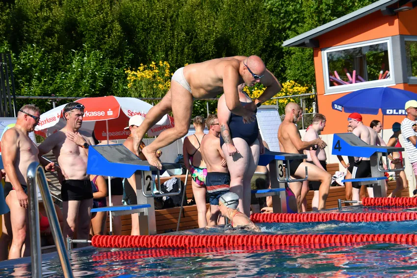 100 m x 100 m Schwimmstaffelwettbewerb,,hier springt Michael Siemer von der 4er Staffel ins Wasser