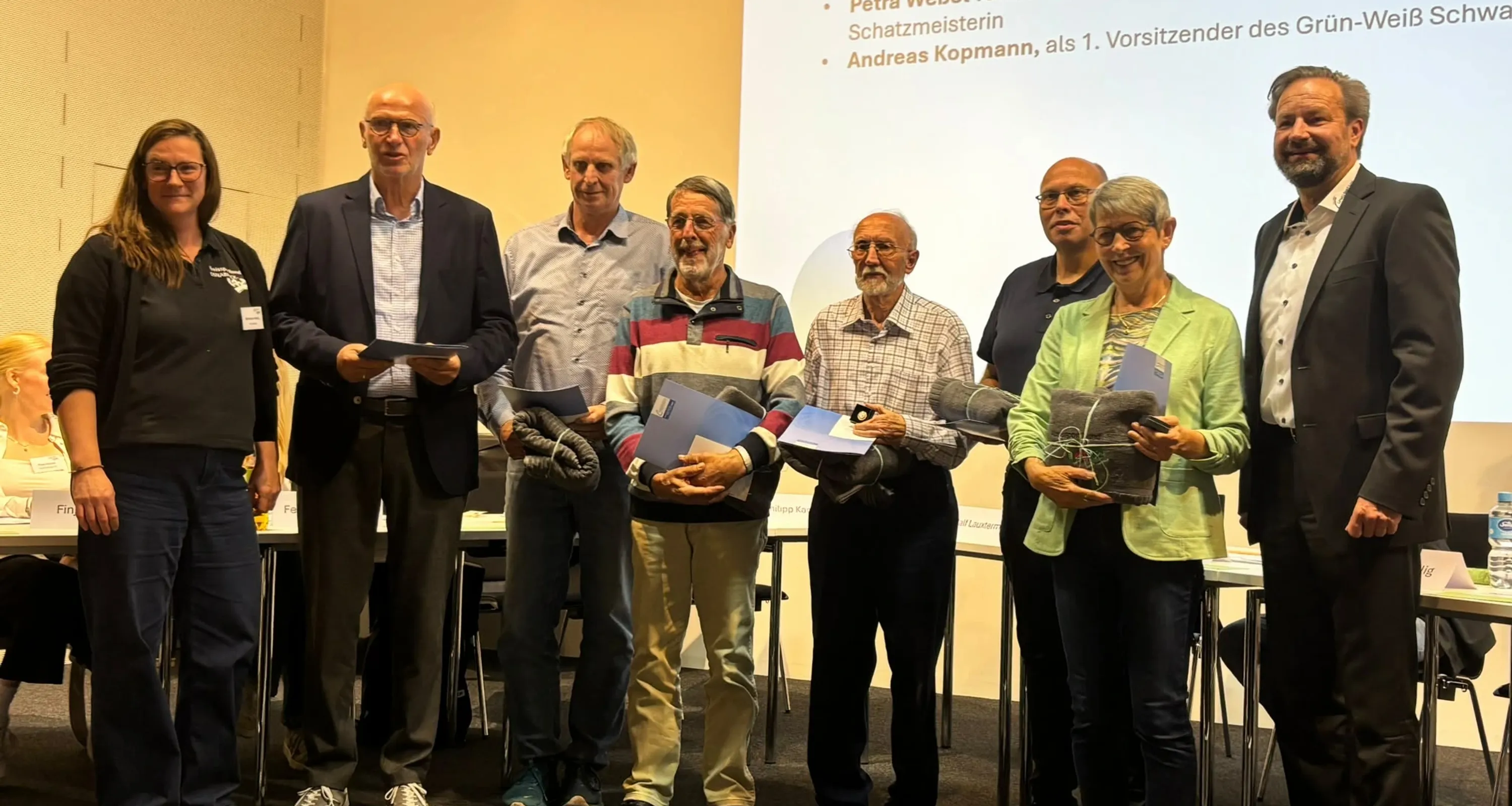 TuS Vorsitzender Paul Fleddermann mit der LSB-Nadel in Gold 