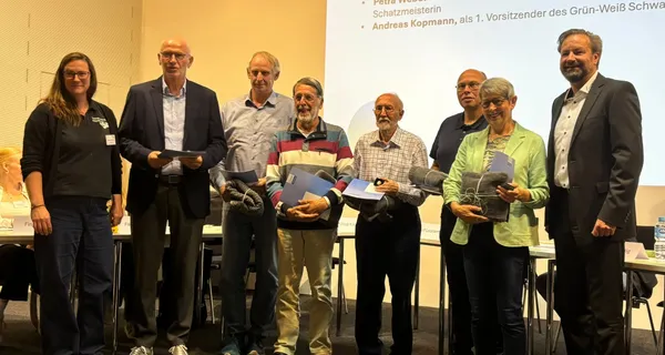 TuS Vorsitzender Paul Fleddermann mit der LSB-Nadel in Gold 