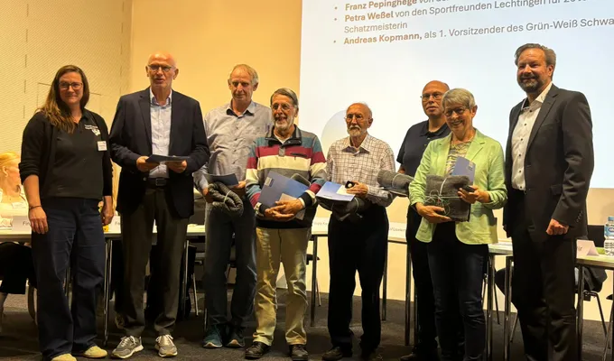 TuS Vorsitzender Paul Fleddermann mit der LSB-Nadel in Gold 