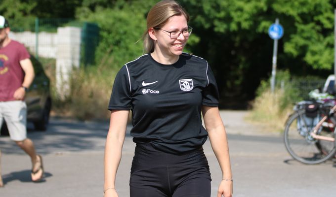 Q Face spendiert neue T-Shirts für die Leichtathletik