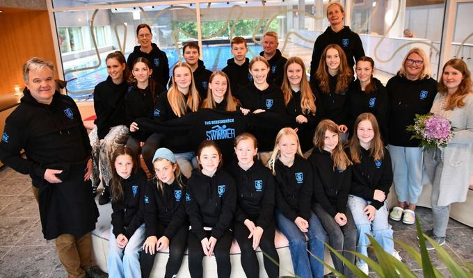 Neue Hoodies für die Schwimmabteilung