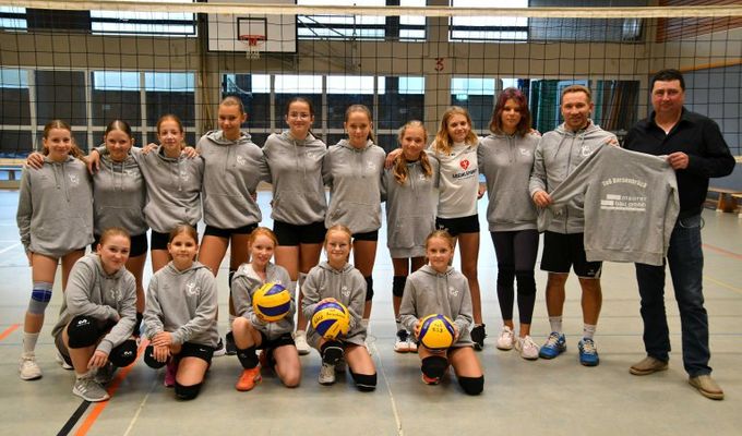 4.Volleyball Damen erhielten Hoodies gesponsert